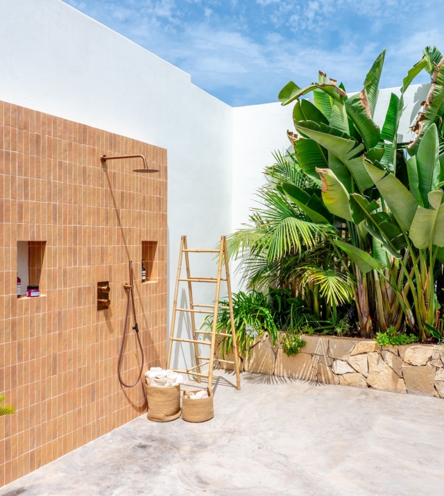 Resa Estates port des Torrent sale koop finca Ibiza ext shower.jpg